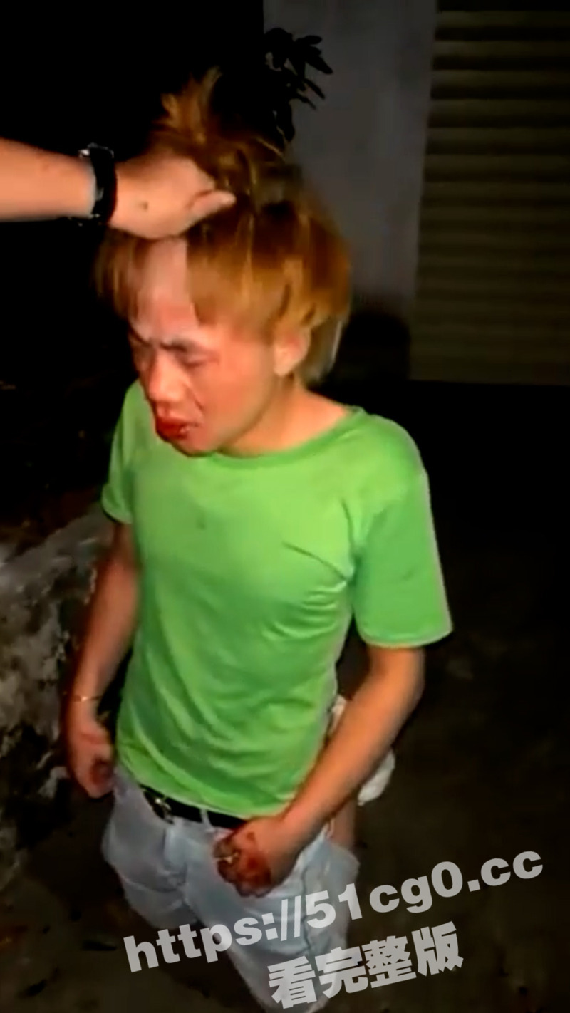 潮汕黄毛精神小伙想一夜暴富 睡富婆被其老公现场抓包 绿帽老公带兄弟将黄毛跪地爆打 一脚爆头！