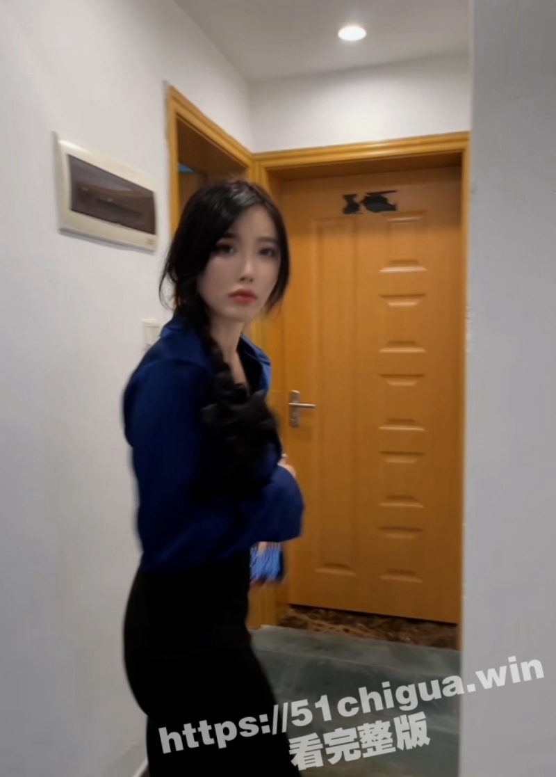 学生家长在女卫生间堵住女教师 直接推进去撕开女教师衣服野蛮 口爆强奸 女教师从反抗到屈服