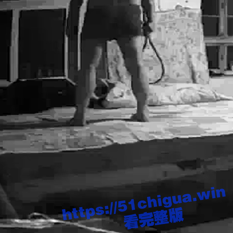 农村家庭摄像头！大妈搞破鞋被老公发现 边逼问边用皮鞭暴打 下跪认错 打完哭完就炕上操了起来