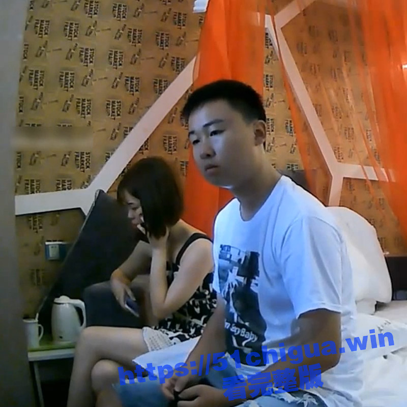 酒店偷拍流出！肤白身材娇小短发美女老师与男友插的途中生气 男友强上把女友弄的委屈大哭