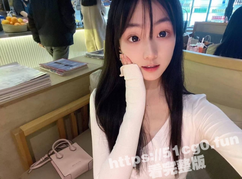 黑丝学妹在校 人送外号《金主玩物》外表清纯长相娇美乖宝宝身体却早已被开发到可以承受多根肉棒！