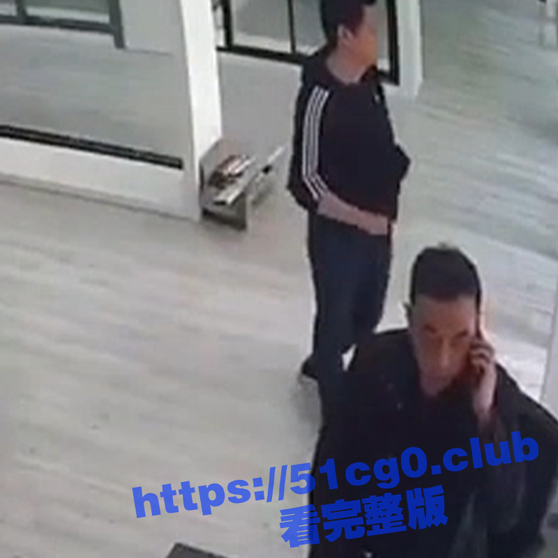 网传一员工在公司跟老板要工资无果后 掏出铁锤直接把老板爆头锤死 画面血腥！