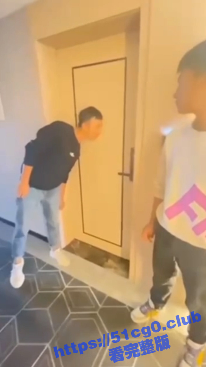 抓奸现场大曝光 隔壁老王与红杏家妻被绿帽老公堵宾馆 双双被教训 19分钟一镜到底