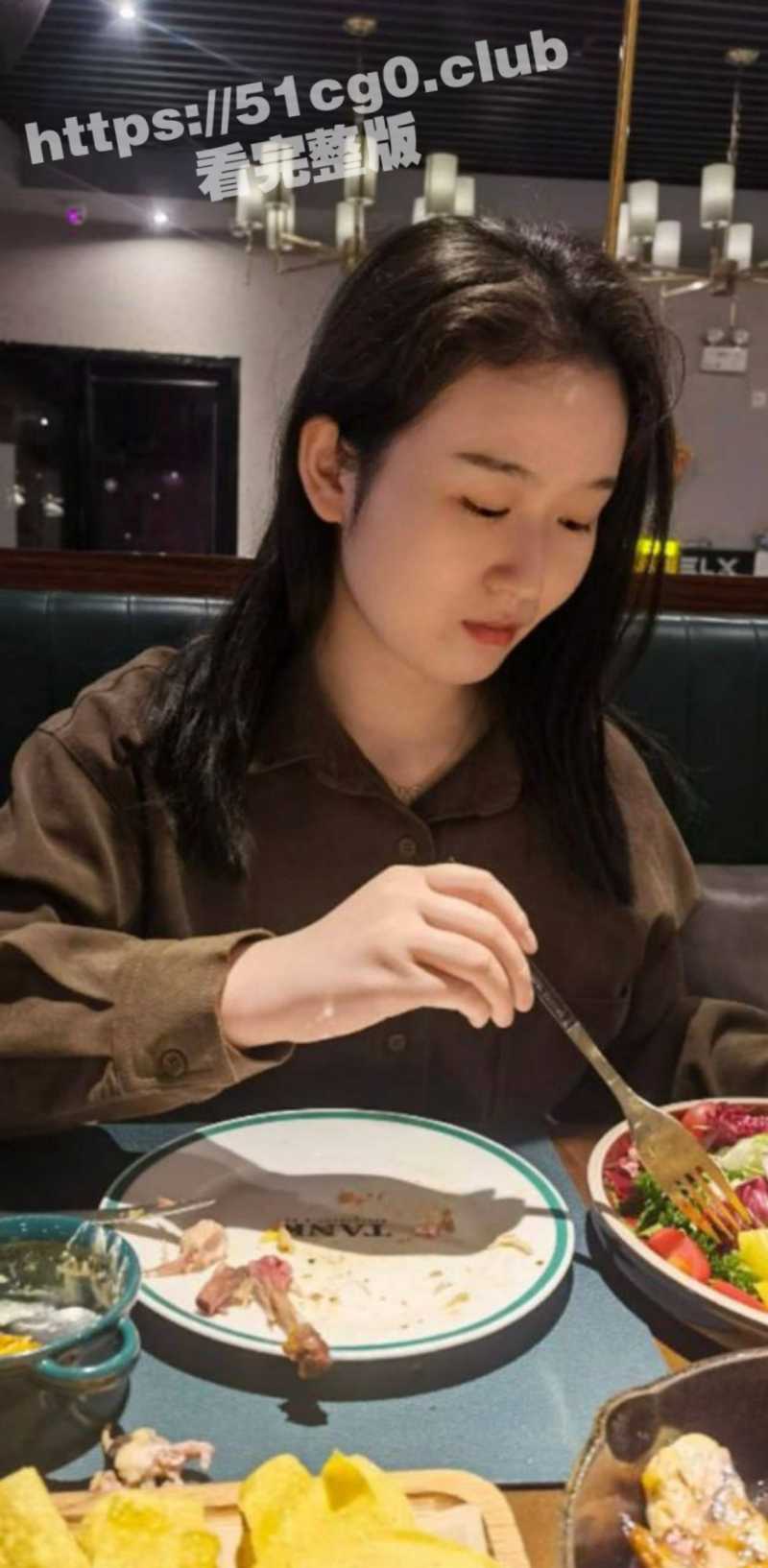 成都师范学院 文静学妹 赵怀婷 被男友调教成听话小母狗 乖乖伸出舌头掰开淫穴给主人看！