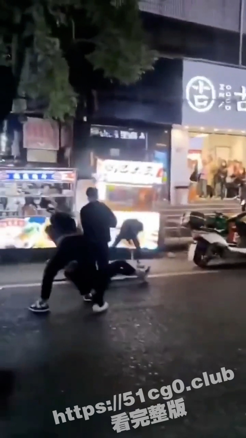 年轻人真下死手啊！河北省邯郸市康德夜市打人事件 被打男子躺在地上浑身抽搐 应该活不了了！
