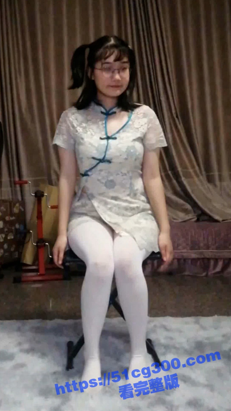 B站定制 清纯系眼镜美眉 小可又鬼畜啦 露脸私拍 正常色舞版加全裸诱惑版