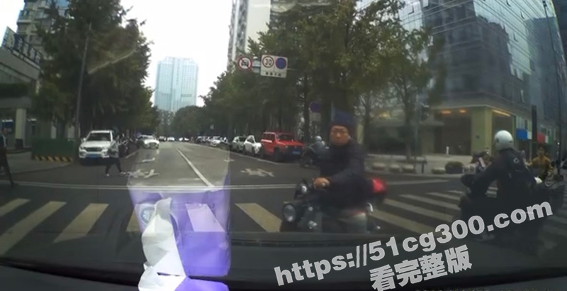 辟谣成都春熙路枪杀事件 车祸被谣传为枪杀 其实就是一男子气太盛酿成的车祸【附完整监控视频】