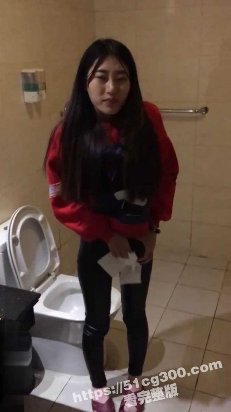 骚货人妻与情人酒店偷情 绿帽老公打电话 骚货一边跟老公说话一边玩着情人的肉棒