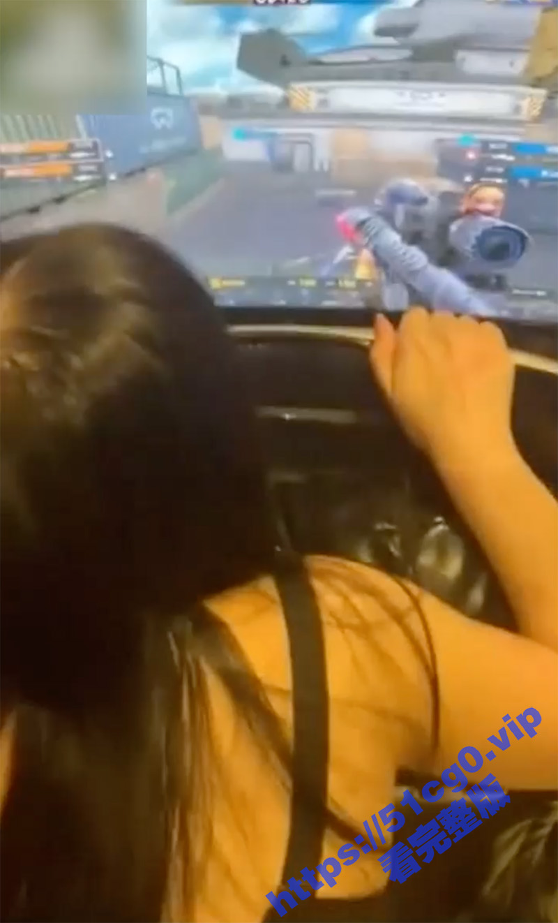 这么玩穿越火线是吧！椅子玩出出新高度 电竞椅上骑马像耍酷