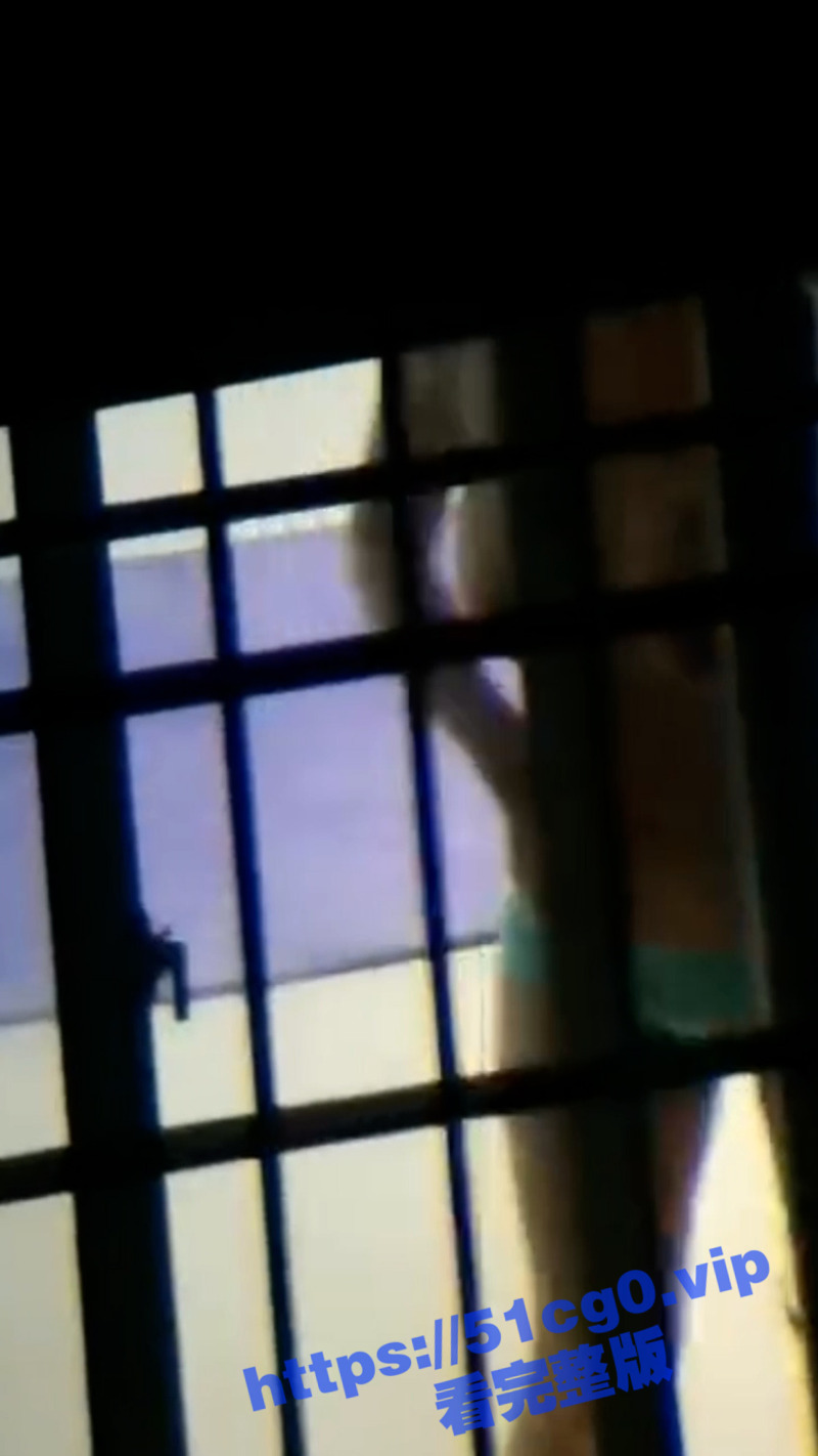 私房偷拍大神第三只眼原创 好邻居望远镜 偷拍对面裸奔小姐姐 36D奶子到处晃