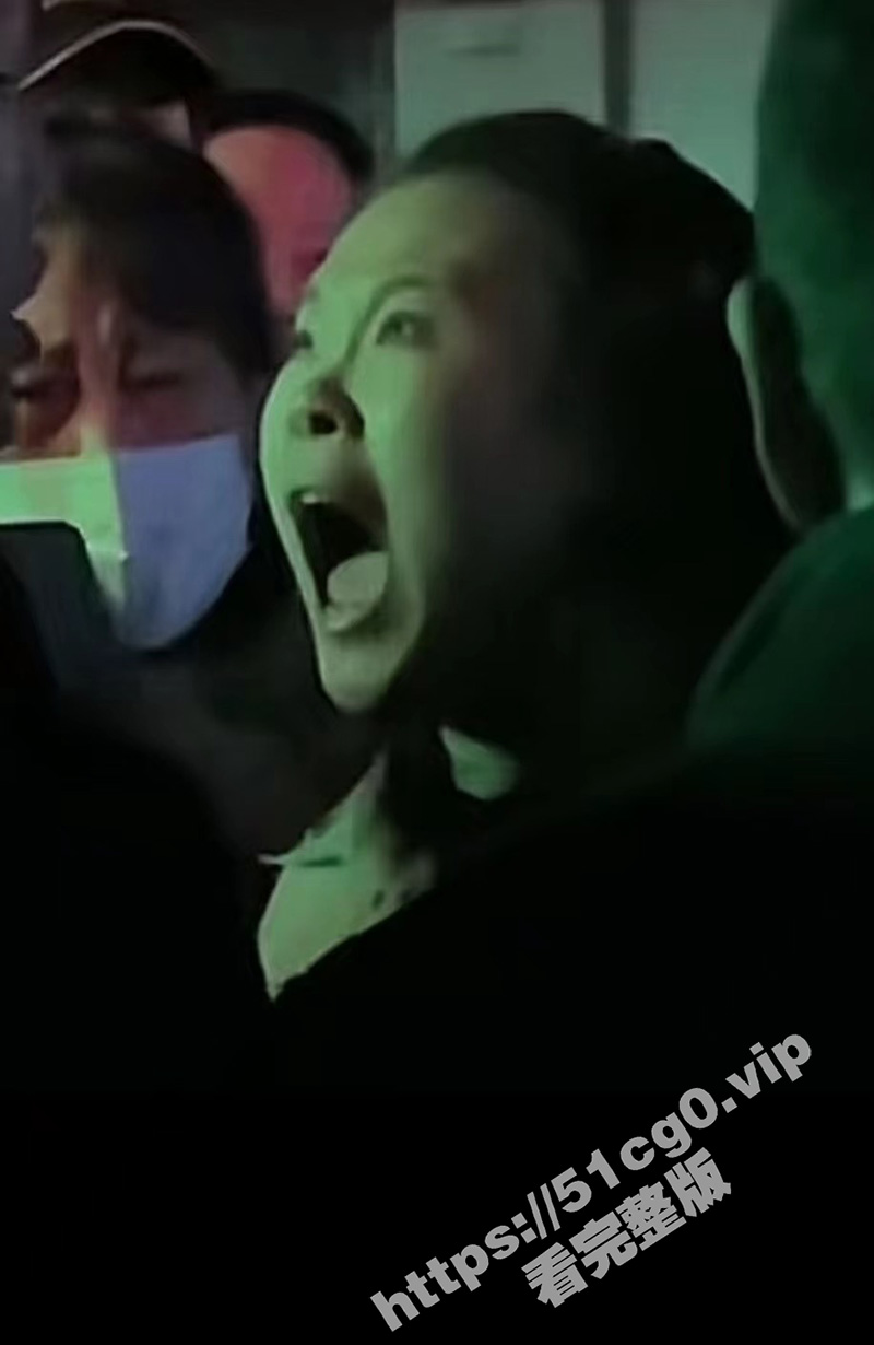 闯红灯的父女 趾高气昂大骂的咆哮姐 上热搜 围观路人见了都摇头