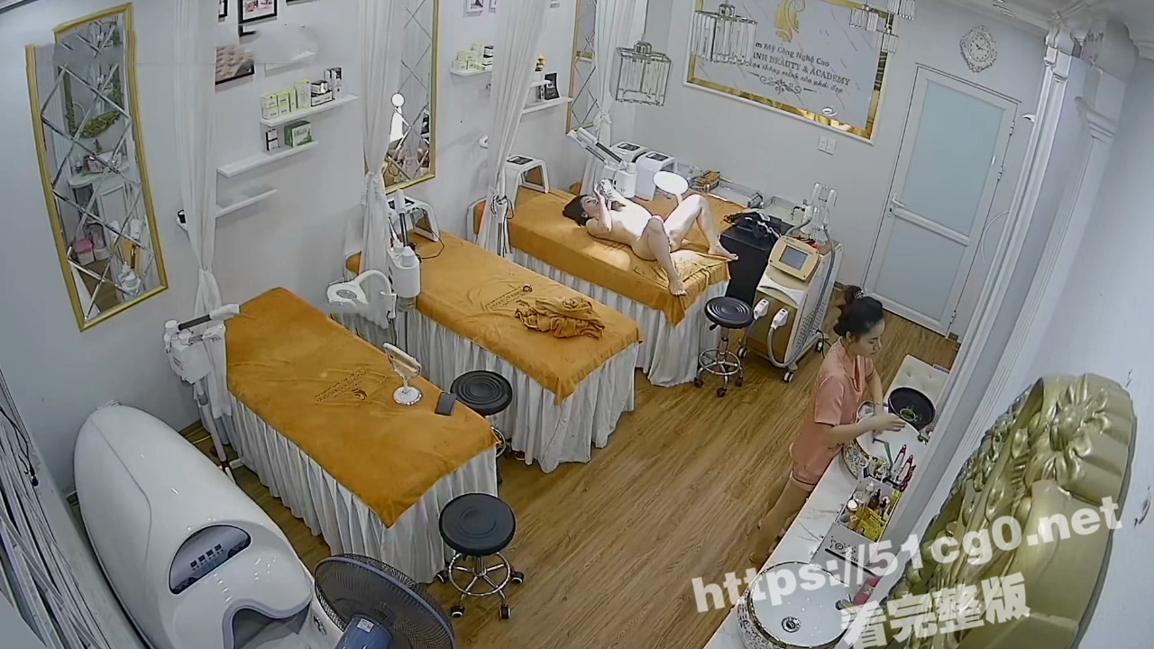 破解美容院摄像头偷拍 女顾客脱光衣服保养乳房和刮阴毛 偷窥好多漂亮翘挺美乳和私处！