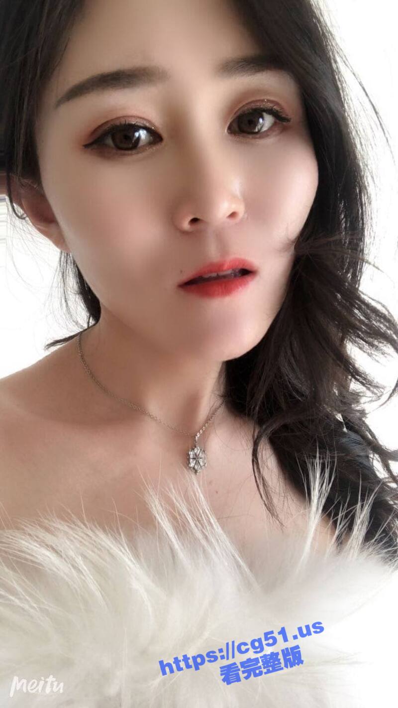 河南的一位漂亮人妻张丽白天干销售 晚上兼职肉身陪客户 先给客户口爆 然后被捏着翘臀无套爆操