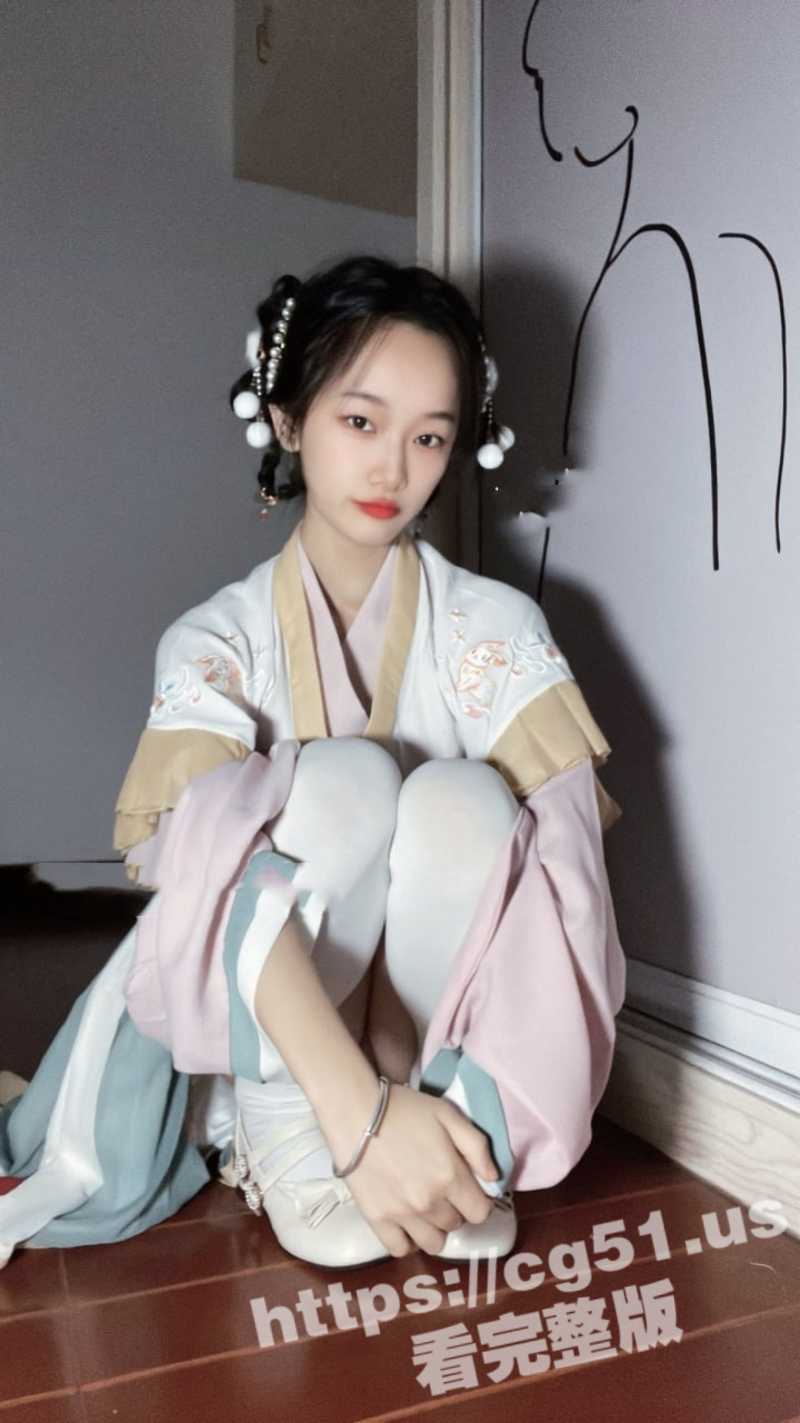 推特网红反差可爱萝莉 04年女大学生 胡椒仔 在宿舍脸穴同框水晶透明道具自慰露穴扣逼