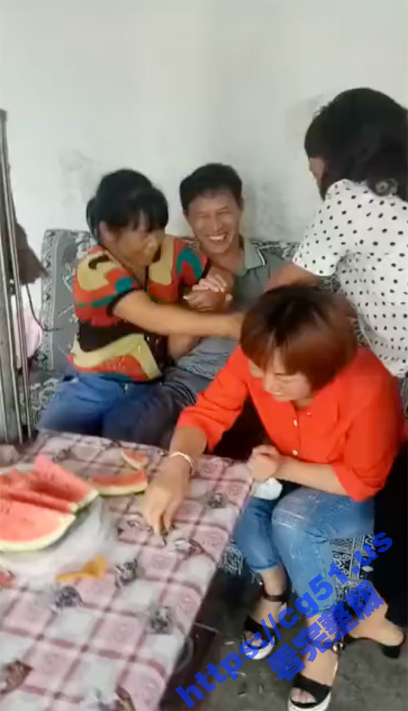 三十如狼四十如虎 五十坐地能吸土！几个吸土大妈强行脱裤 玩弄大叔阴茎！