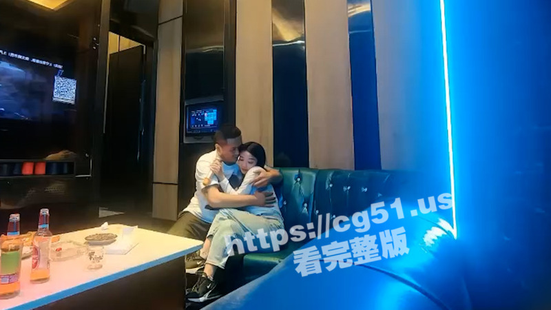 成都大三大学生妹在KTV里唱歌饮酒时性瘾犯了 半醉半醒之际 直接脱光给男主口爆 然后来一发