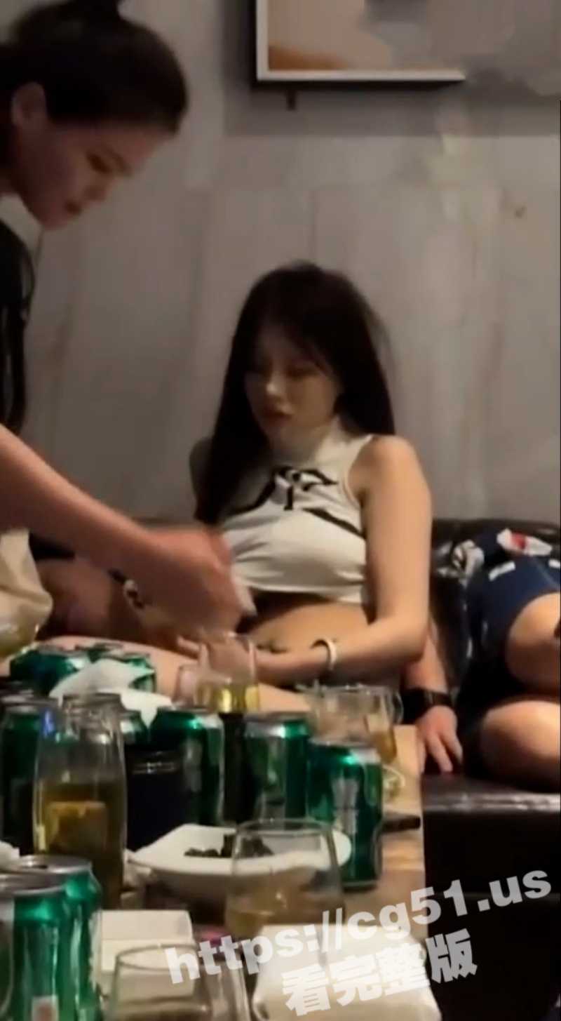 有钱人玩得嗨 只要小哥哥钞票够厚 妹妹陪你天涯海角 光腚疯狂玩耍合集！
