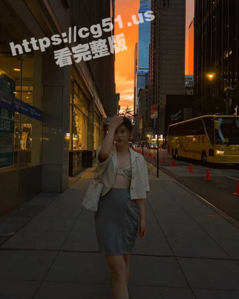 武汉极品反差婊 刘思芸 被金主包养 深喉吞精淫荡十足 口活一流 含着大屌爱不释嘴