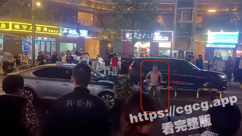 重庆爱琴海广场 性情大哥广场 闹市区 脱光全部衣服 裸体张狂叫嚣 真是个狠人！