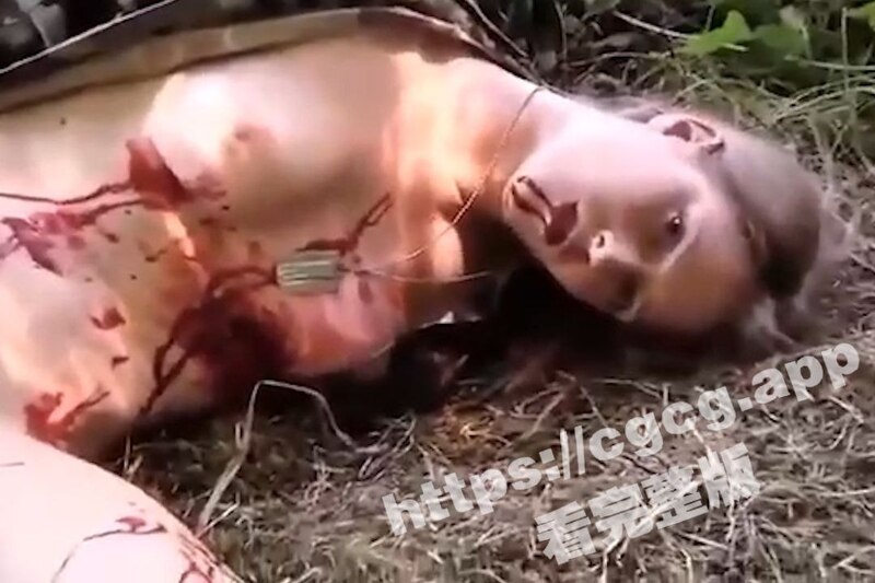 战争真的好残酷！俄乌战争期间 俄军把死去的乌克兰女兵衣服扒光 然后再用枪戳进其下体！