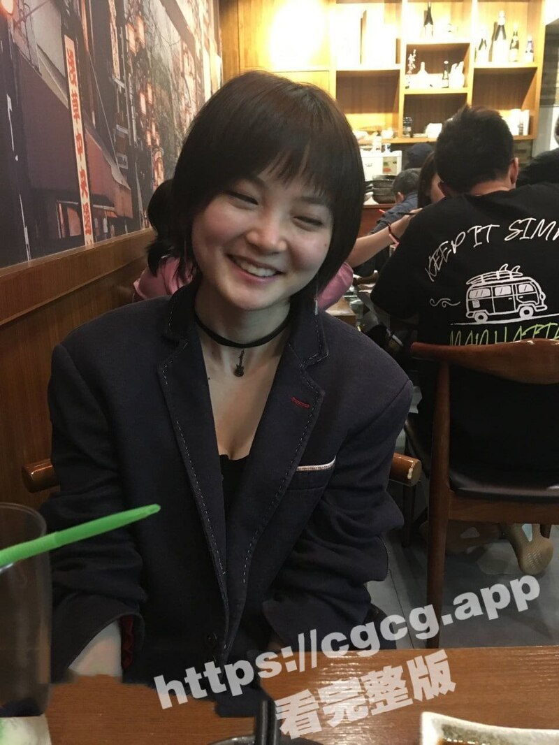 校花美女 刘璐 与金主爸爸的性爱日常 穿各种情趣内衣和丝袜 卖力给金主口爆 还要被无套爆操！