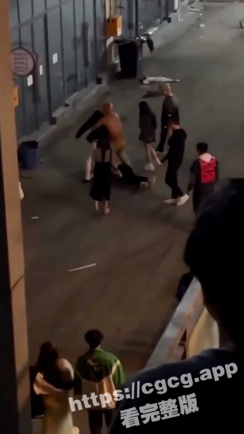 打架一时爽 打完跪叩头！四川科技职业技术学院 两男学生打架 用拳头暴击对方头部 直接将人打死！