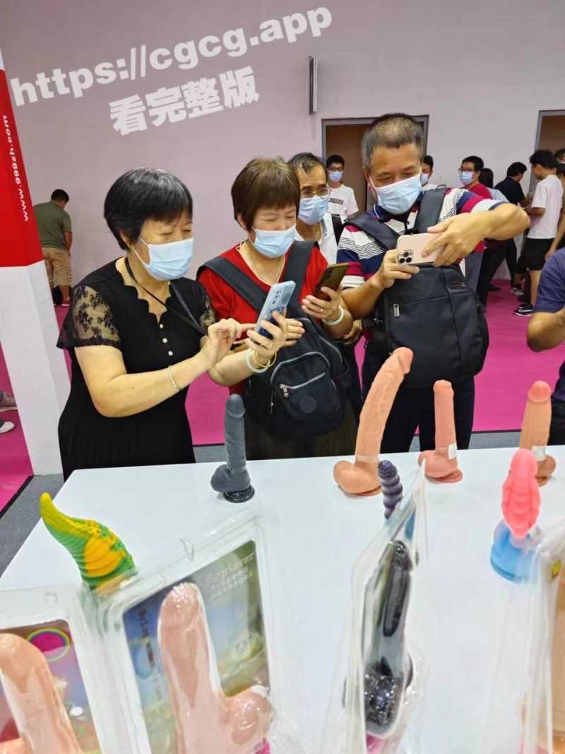 广州大型成人用品展 大奶模特各种无底线漏奶漏毛 大爷大妈忙着拍照 钟爱黑鬼的安琪儿竟然乱入会场！