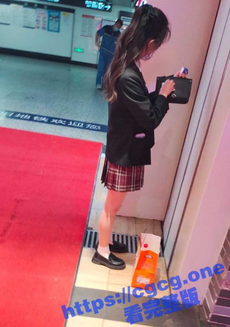 天狼星街射系列！公交车爆头二次元妹子 地铁被秒射的妹子发现后还闻一闻 美女敢怒不敢言！