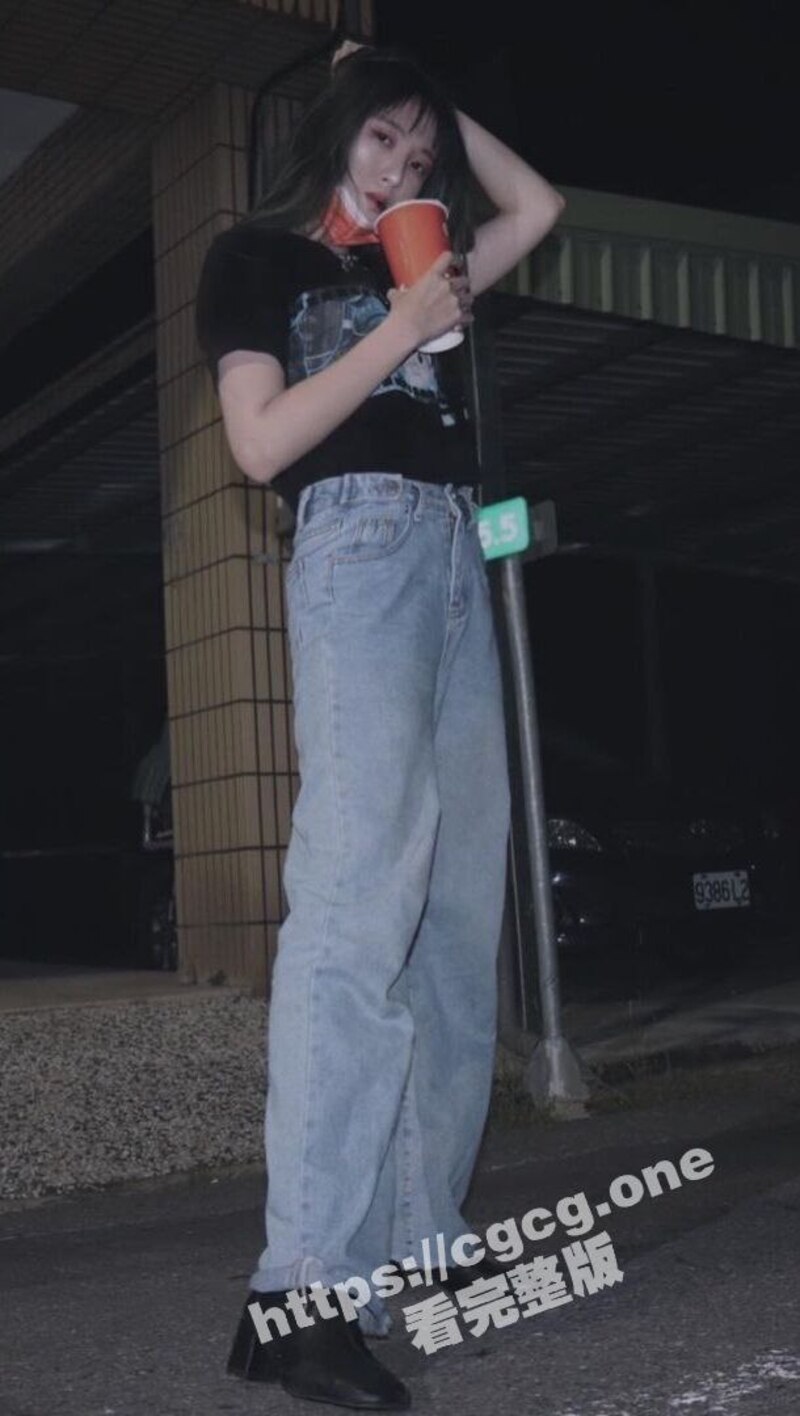 超级嫩妹泄密流出！白虎清纯学妹 没想到是个反差婊 掰开自己的无毛粉穴 自慰私拍给男友看！