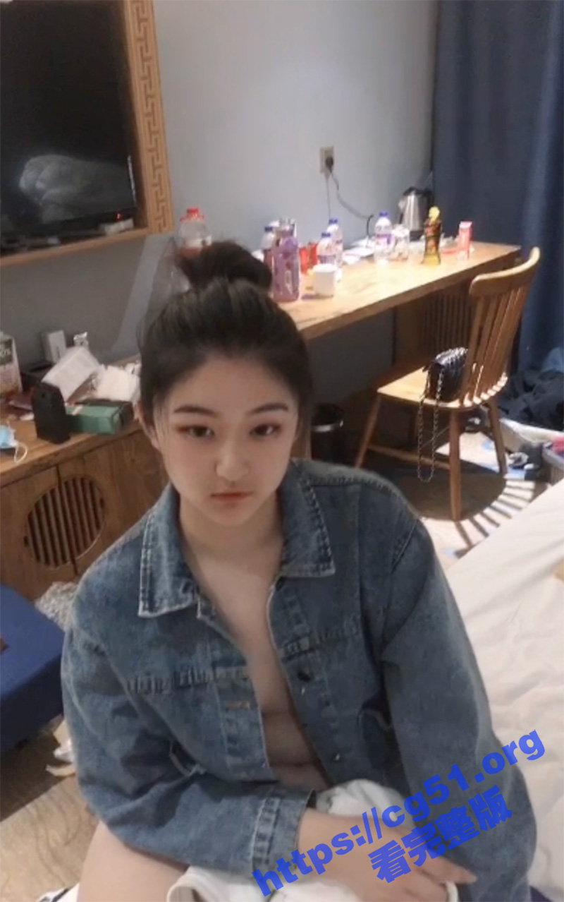 偷情就是刺激 酒店约操有点婴儿肥有男友的美女同事 完美露脸最后颜射 射了她一脸