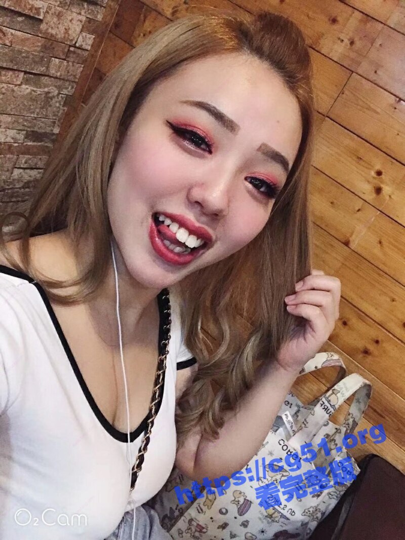 大波台妹 超大尺度疯狂揉捏F罩杯的大奶 生活照私密自拍流出！