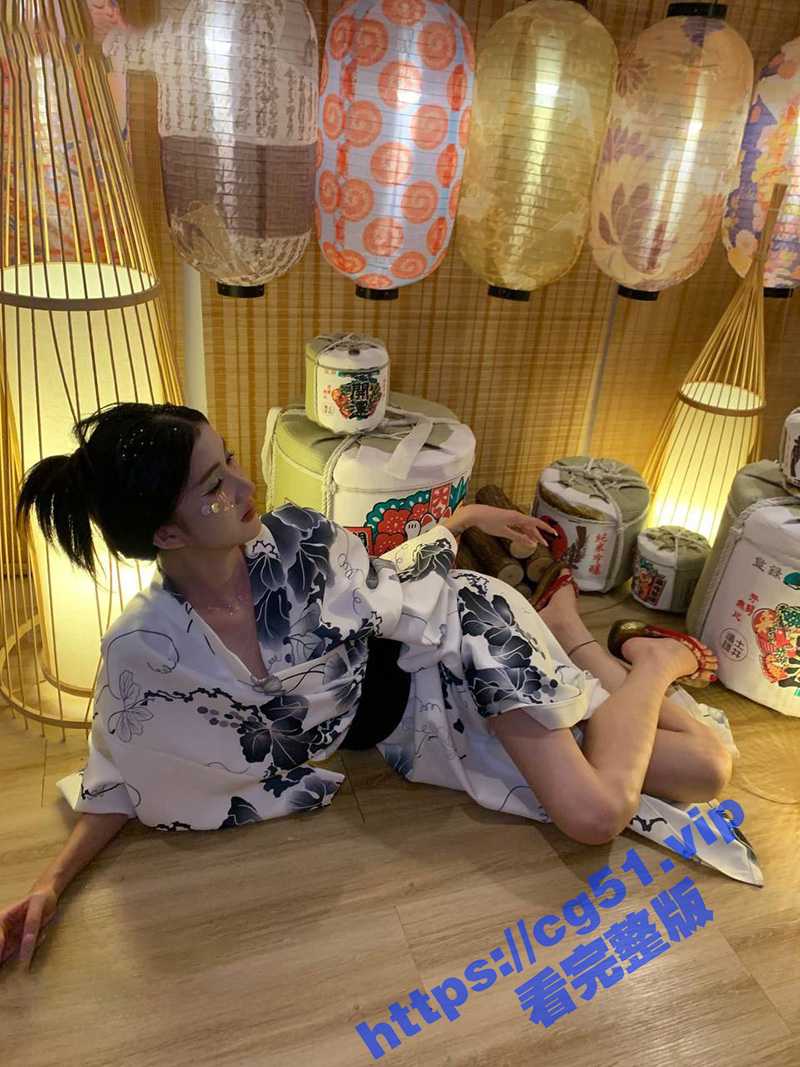苗条瘦瘦身材 甜美平胸模特女神 太子妃 SM性虐做爱自拍合集！