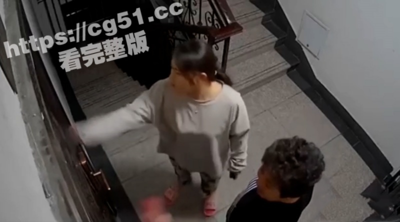 浙江绍兴邻里纠纷 楼上扰民 楼下就按震楼器 然后升级到两个婆娘棍棒相对 大打出手！