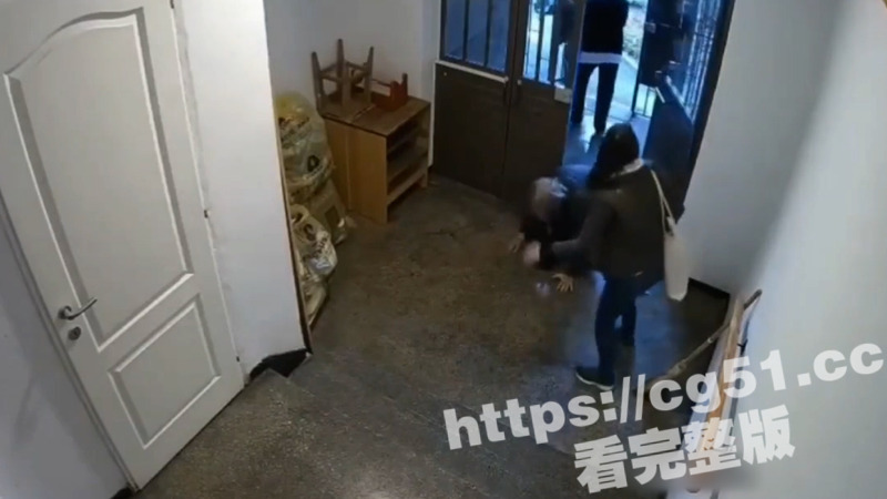 令人不安的监控录像！侄子因遗产问题放火焚烧他的亲姨妈 犯罪现场被监控摄像头拍了下来！