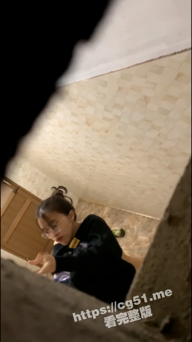 冒死爬墙偷拍 女生宿舍多位美丽的女大学生洗澡 现在哪里都不安全了！