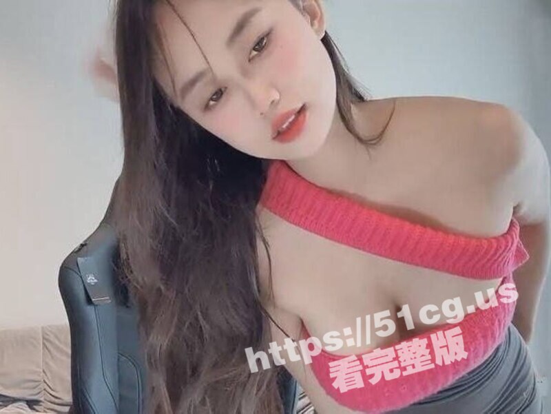 新晋极品妹子 童颜巨乳 声音甜美 穿着黑丝对着镜头猛玩自己的巨乳 还有假鸡巴插入粉穴
