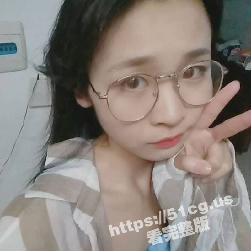 极品反差眼镜妹 在卫生间吃鸡 口爆爱吞精 真是个极品小母狗骚货 视频流出