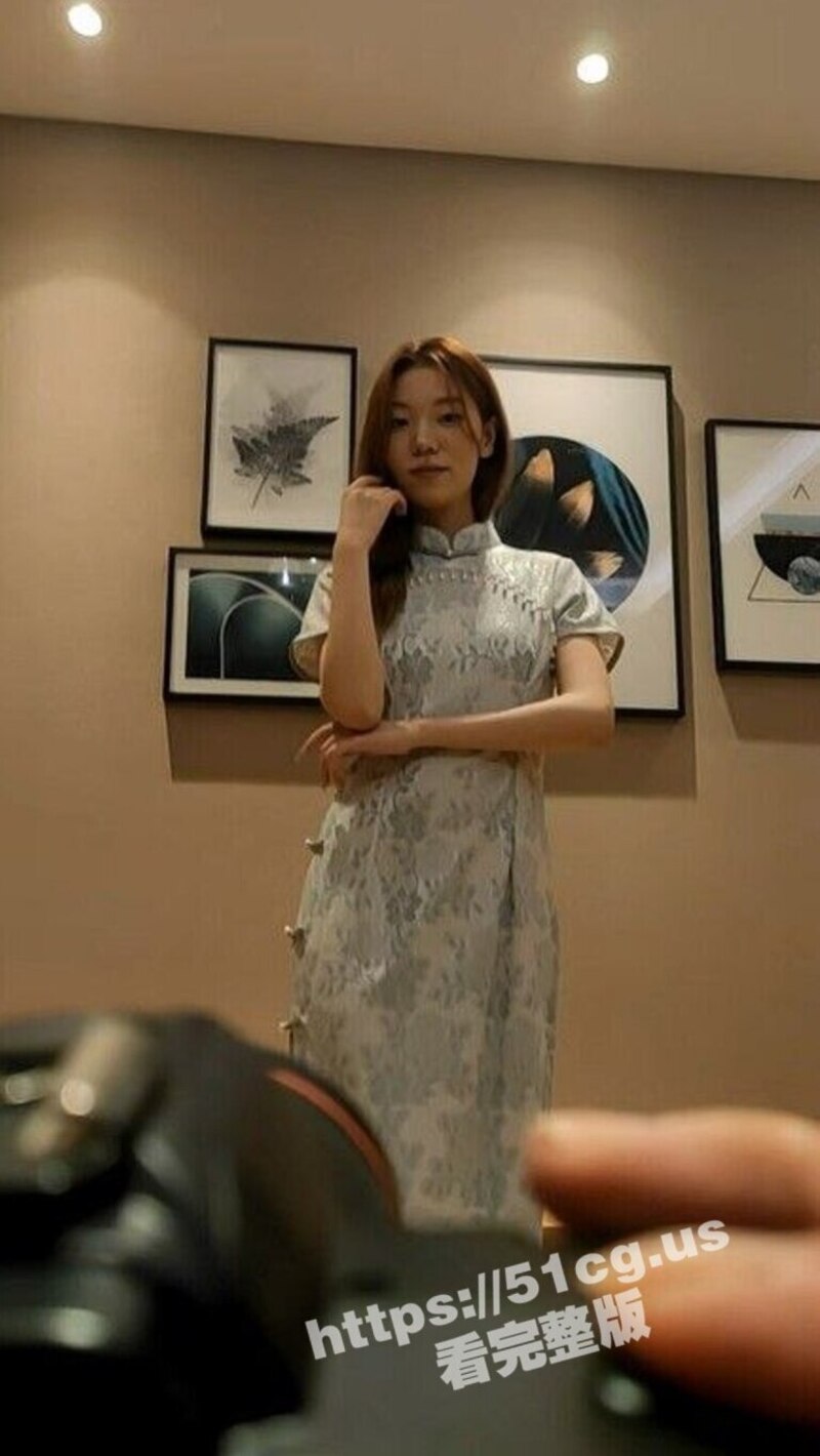 甜美小虎牙野模穿着旗袍 美臀骚穴被摄影师摆弄 各种诱人姿势 摄影师忍不住 还给撸屌口交！
