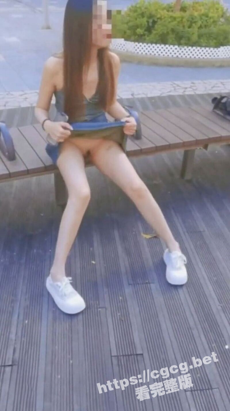 香港情侣一日露出游！真空超短裙长腿少女 地铁站和室外露出 成人用品店塞震蛋游玩！
