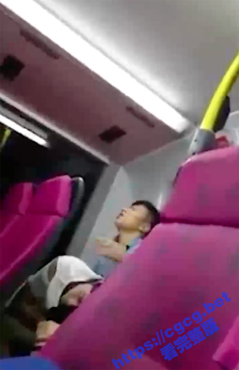 性急情侣寻刺激 公交车上掀起裙子扣逼 最后还不忘闻一闻手指上的骚水味道！