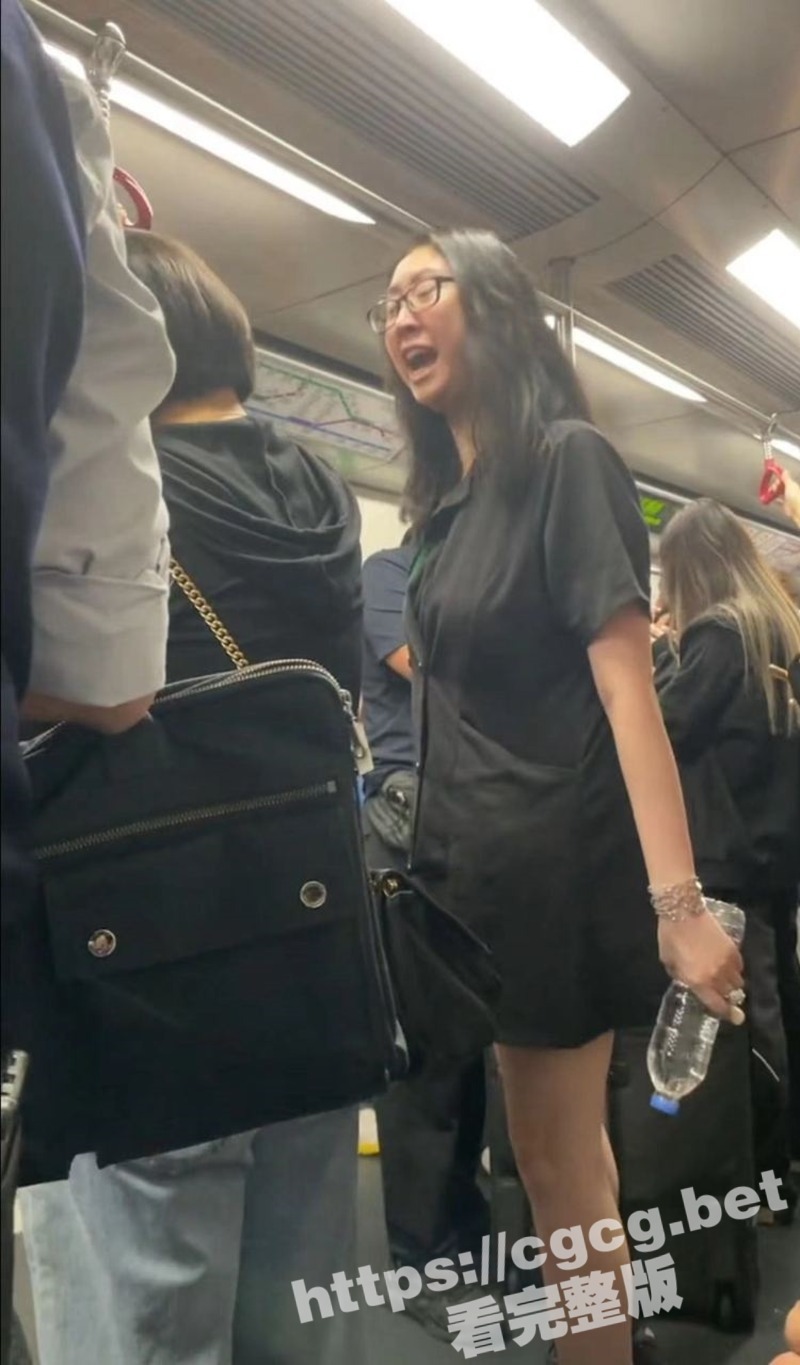 继地铁判官后 上海地铁女战神再现江湖 二人面目狰狞 满口粗言 被网络疯传！