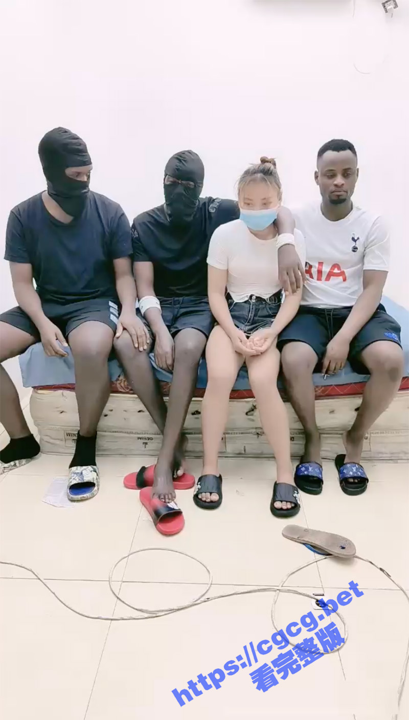直播 黑白配 找了三个大老黑操两个精神小妹直播赚钱 黑皮公狗巨根塞嫩穴！