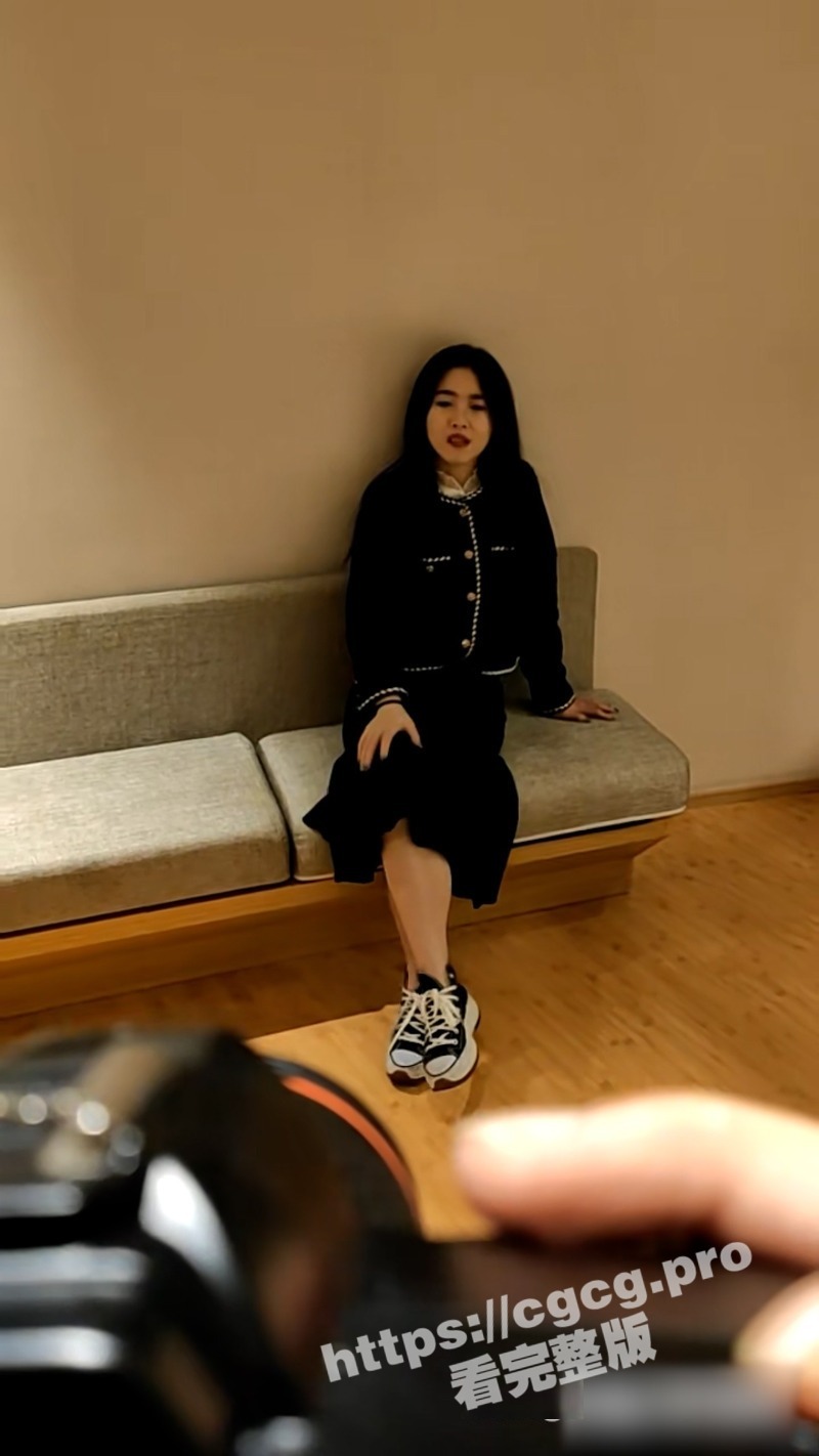 气质少妇模特 听摄像师指挥拍摄全裸私房照 脱光光自己掰穴来个特写 视频泄密流出