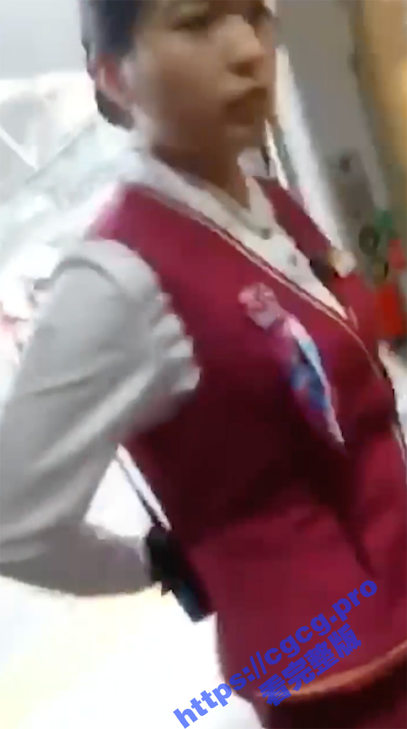 牛逼小伙偷拍尾随高铁乘务员身后 撸鸡秒射高铁车乘务员制服上 快枪手一个啊