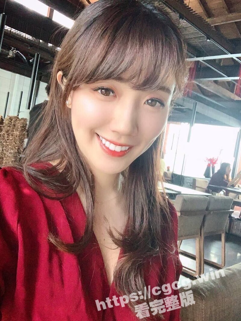 华航极品空姐 在酒店为炮友口爆 女上位 一根满足不了那来两根鸡巴 露脸不雅视频流出