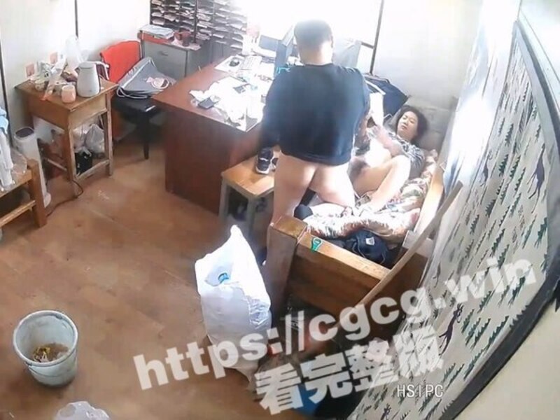 黑客破解摄像头 美少妇欠网贷无奈上财务公司办公室 无套肉偿还利息