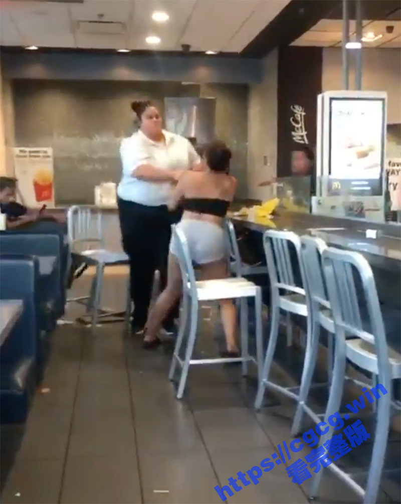 美国佛罗里达州 麦当劳店面 顾客和店员争吵 职员打热裤女 奶子都打到飞出来