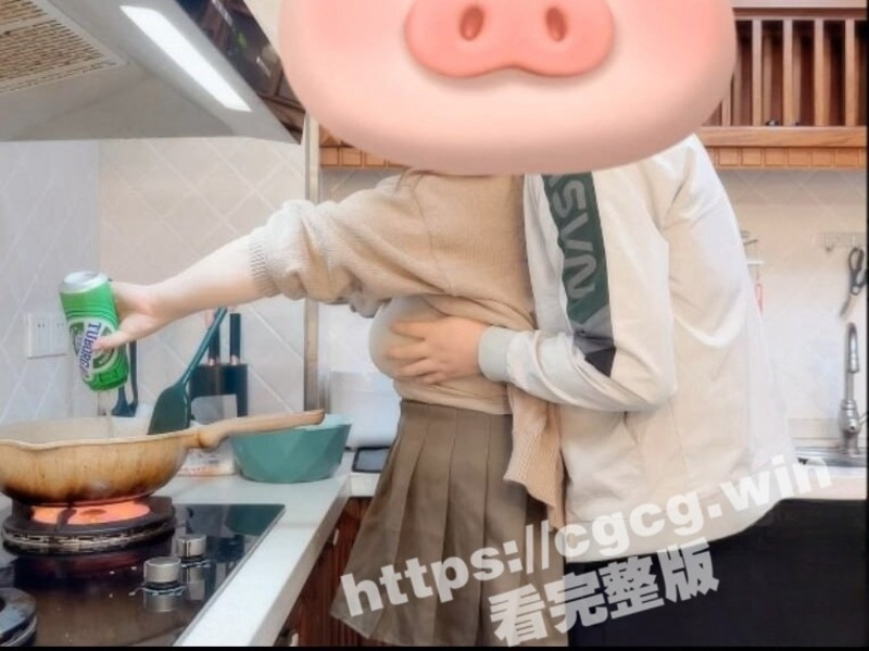 真实姐弟乱伦！趁爸妈不在家 跟白嫩丰乳肥臀的姐姐肆无忌惮做爱 从厨房做到卧室 酣畅淋漓！