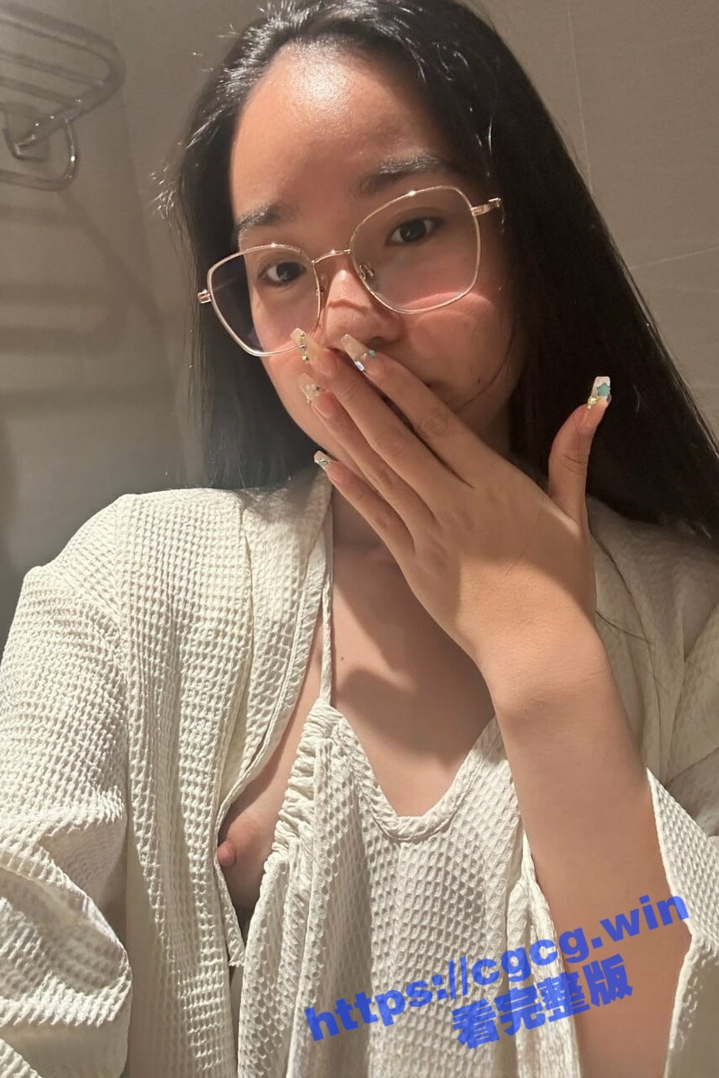 香港椒乳网红眼镜妹 mely 与男友居家性爱私拍 脸穴同框 乘骑位肥臀很有视觉冲击力！