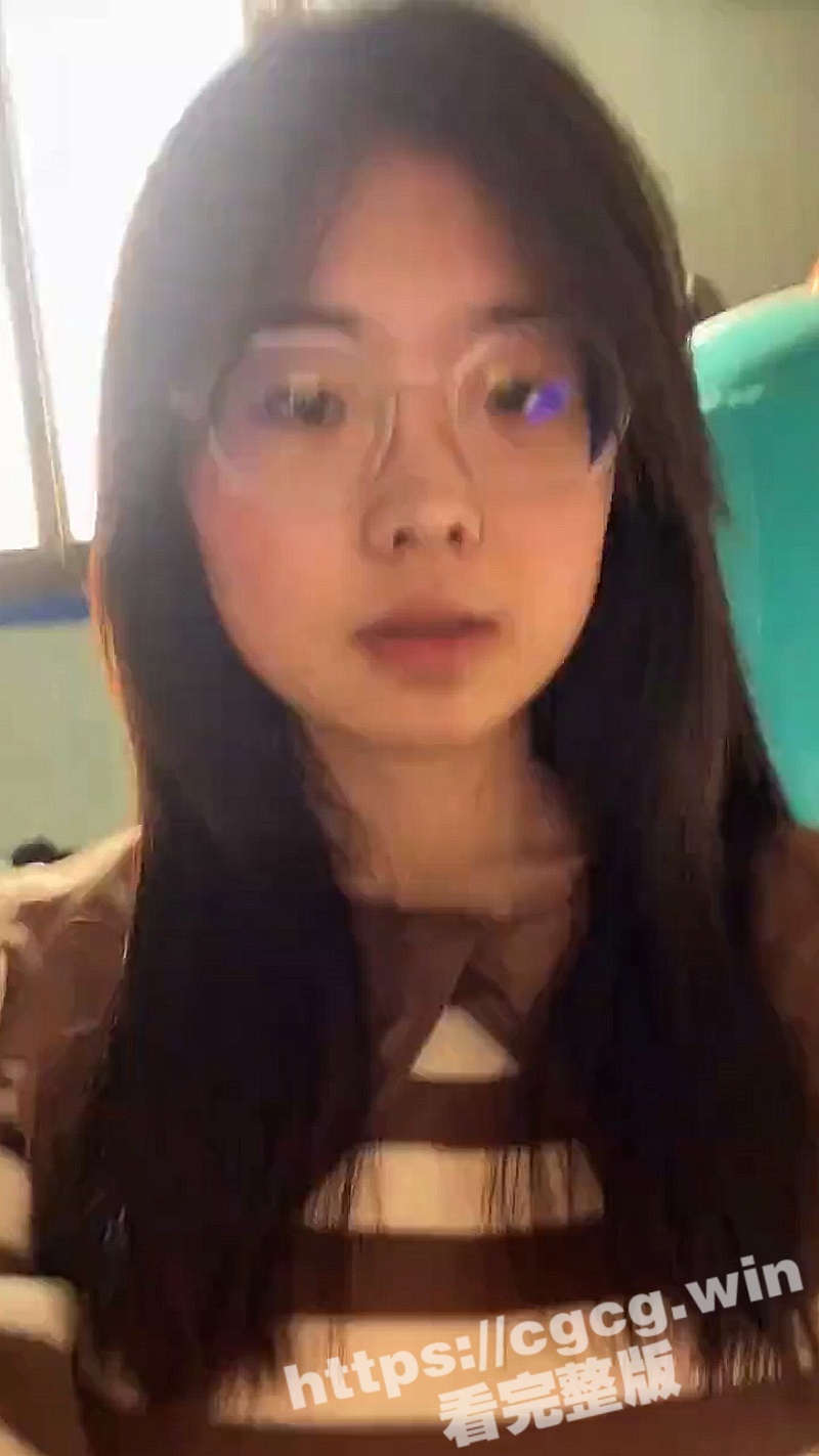 苏州常熟理工学院 大一眼镜学妹 乔欣蕙 完成金主各种任务 掰开粉嫩小穴给你看！